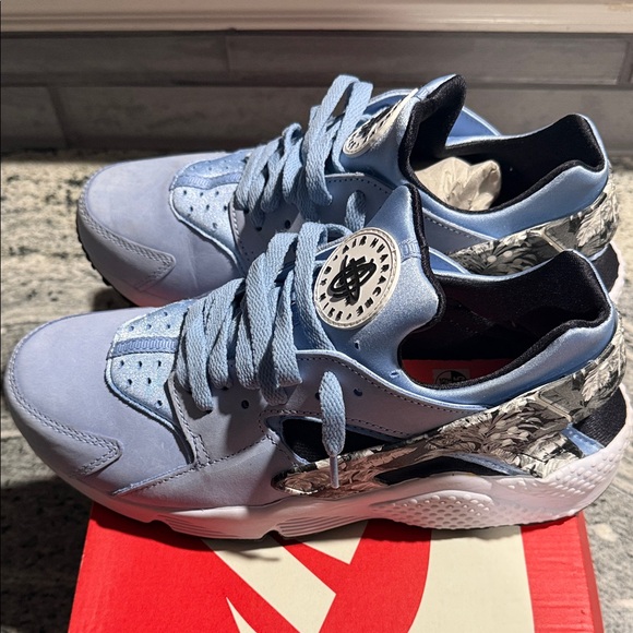 Nike Air Huarache “Aluminum” Light Blue and Black Sneakers main image 4